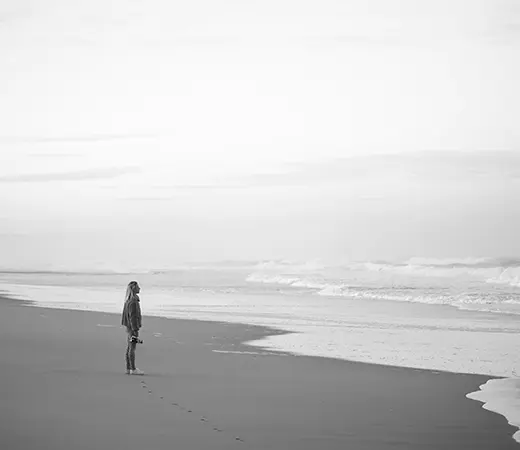 Femme marchant seule sur une plage